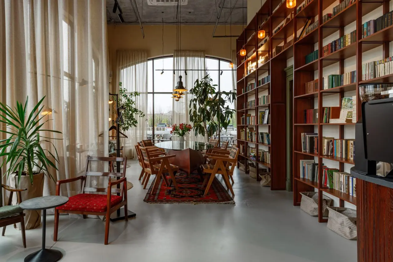 Кафе находится на набережной Лебединого озера в Краснодаре, вид на него открывается из витражных окон, поэтому неудивительно, что в центре зала обосновалась лодка, напоминающая крупное каноэ | Сетка — социальная сеть от hh.ru