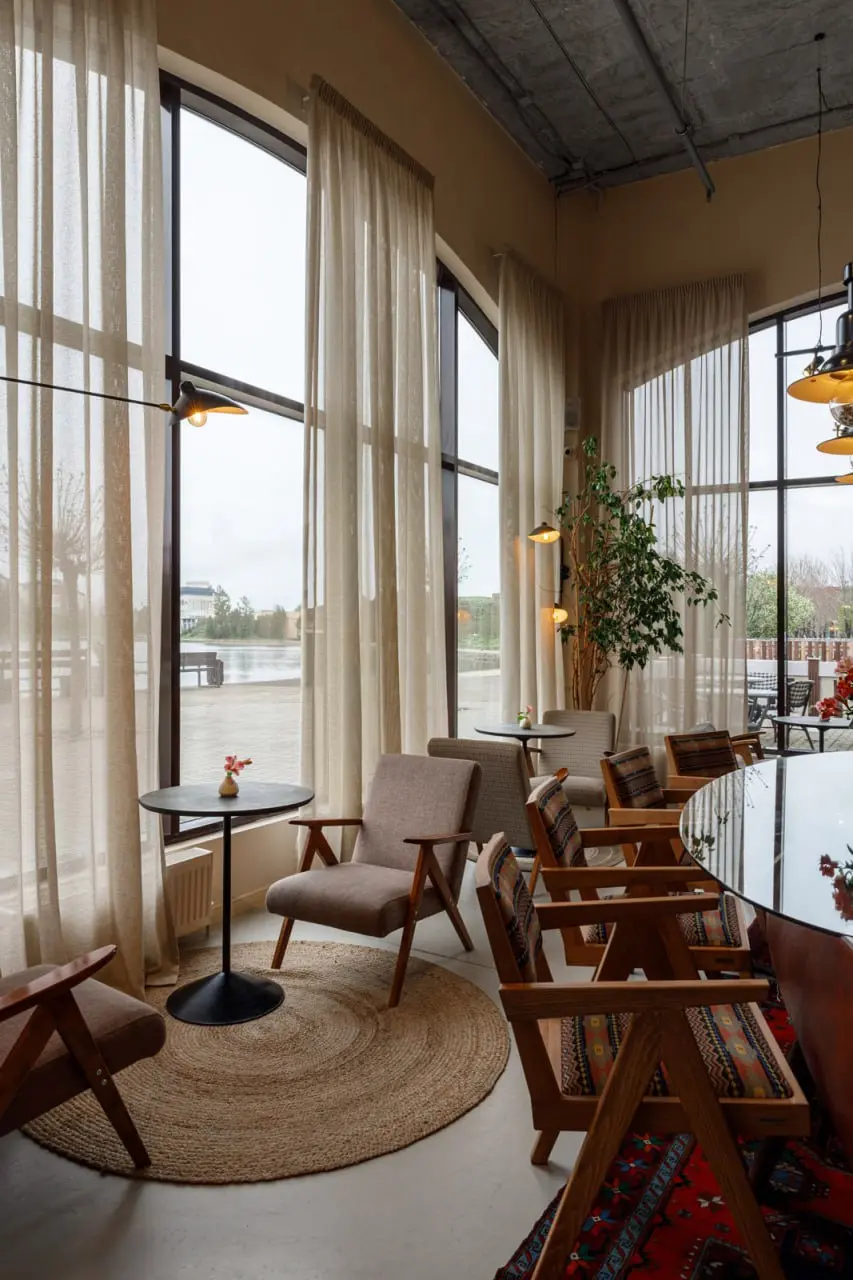 Кафе находится на набережной Лебединого озера в Краснодаре, вид на него открывается из витражных окон, поэтому неудивительно, что в центре зала обосновалась лодка, напоминающая крупное каноэ | Сетка — социальная сеть от hh.ru