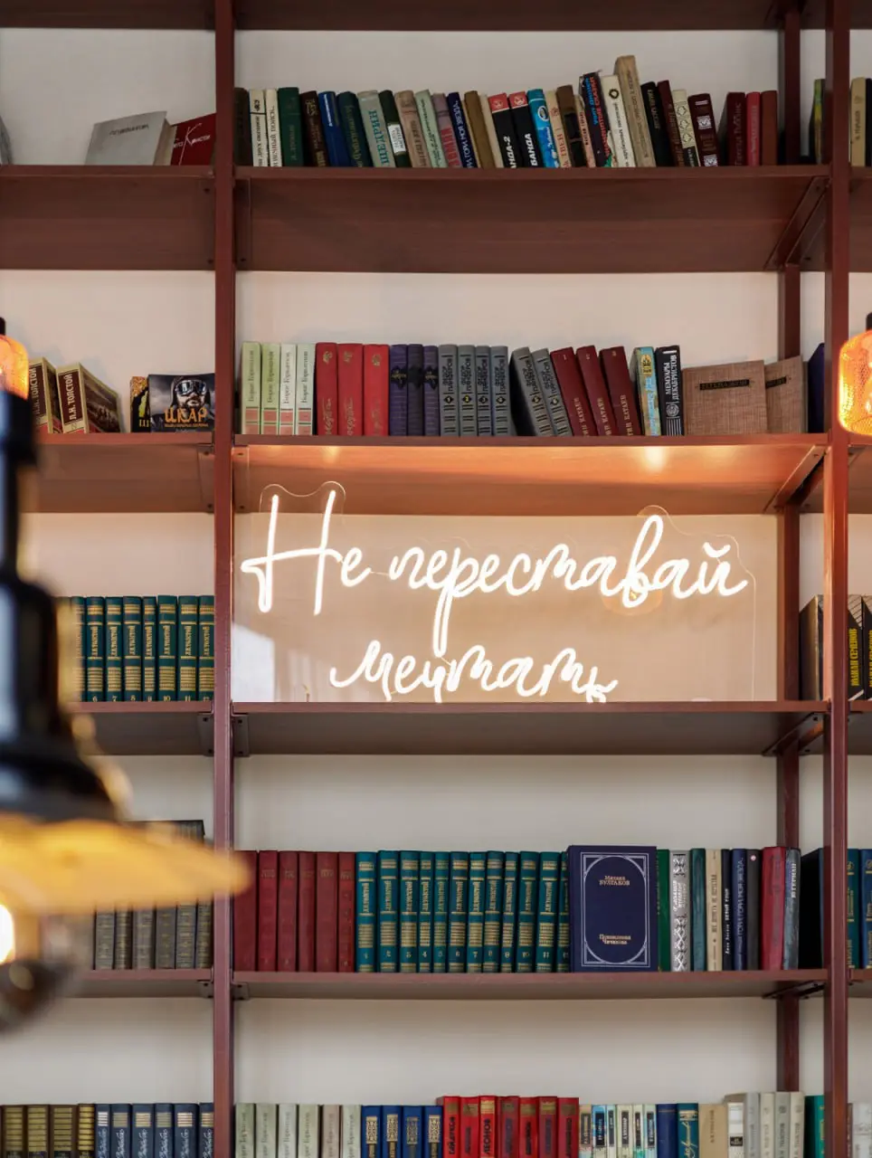 Кафе находится на набережной Лебединого озера в Краснодаре, вид на него открывается из витражных окон, поэтому неудивительно, что в центре зала обосновалась лодка, напоминающая крупное каноэ | Сетка — социальная сеть от hh.ru