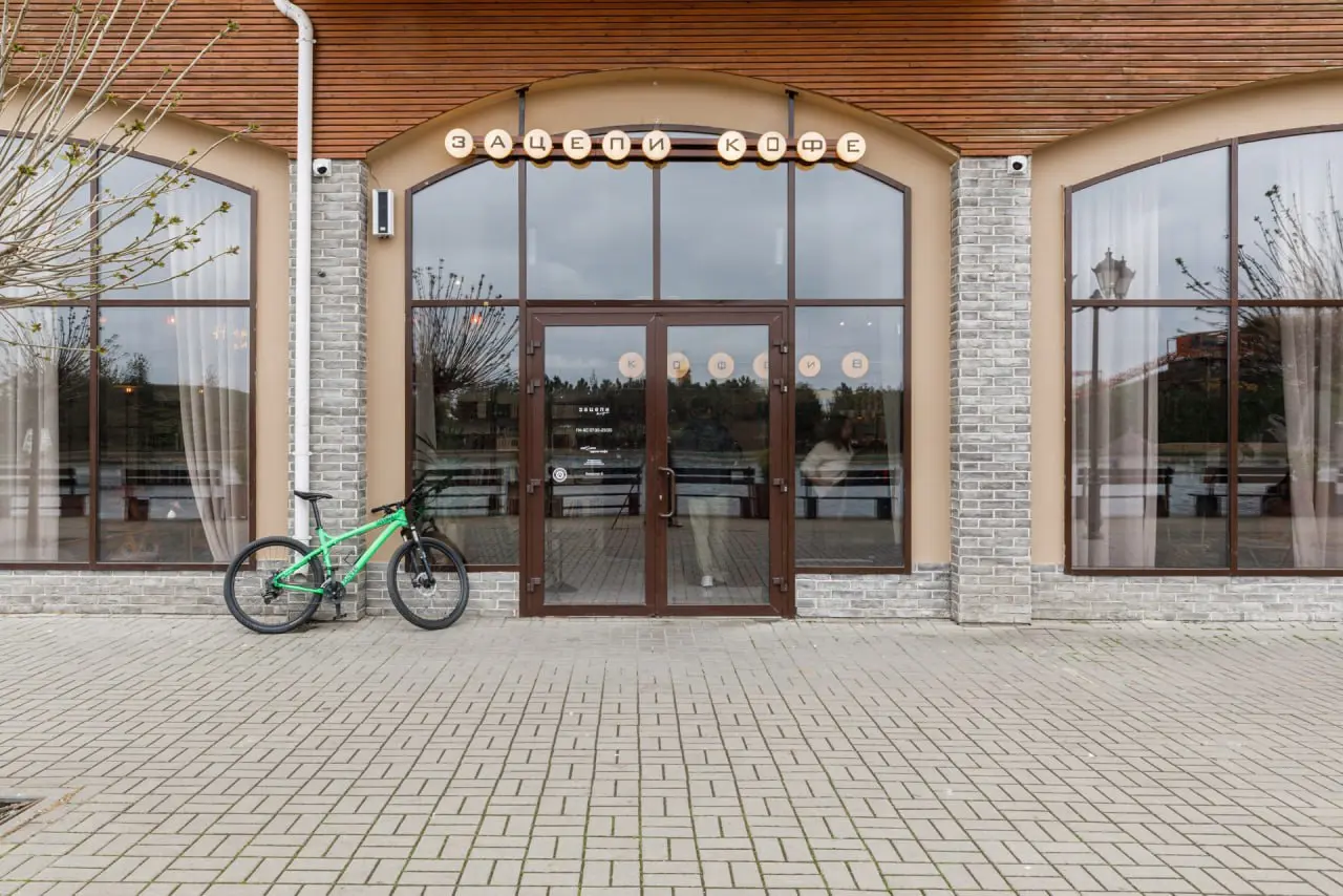 Кафе находится на набережной Лебединого озера в Краснодаре, вид на него открывается из витражных окон, поэтому неудивительно, что в центре зала обосновалась лодка, напоминающая крупное каноэ | Сетка — социальная сеть от hh.ru