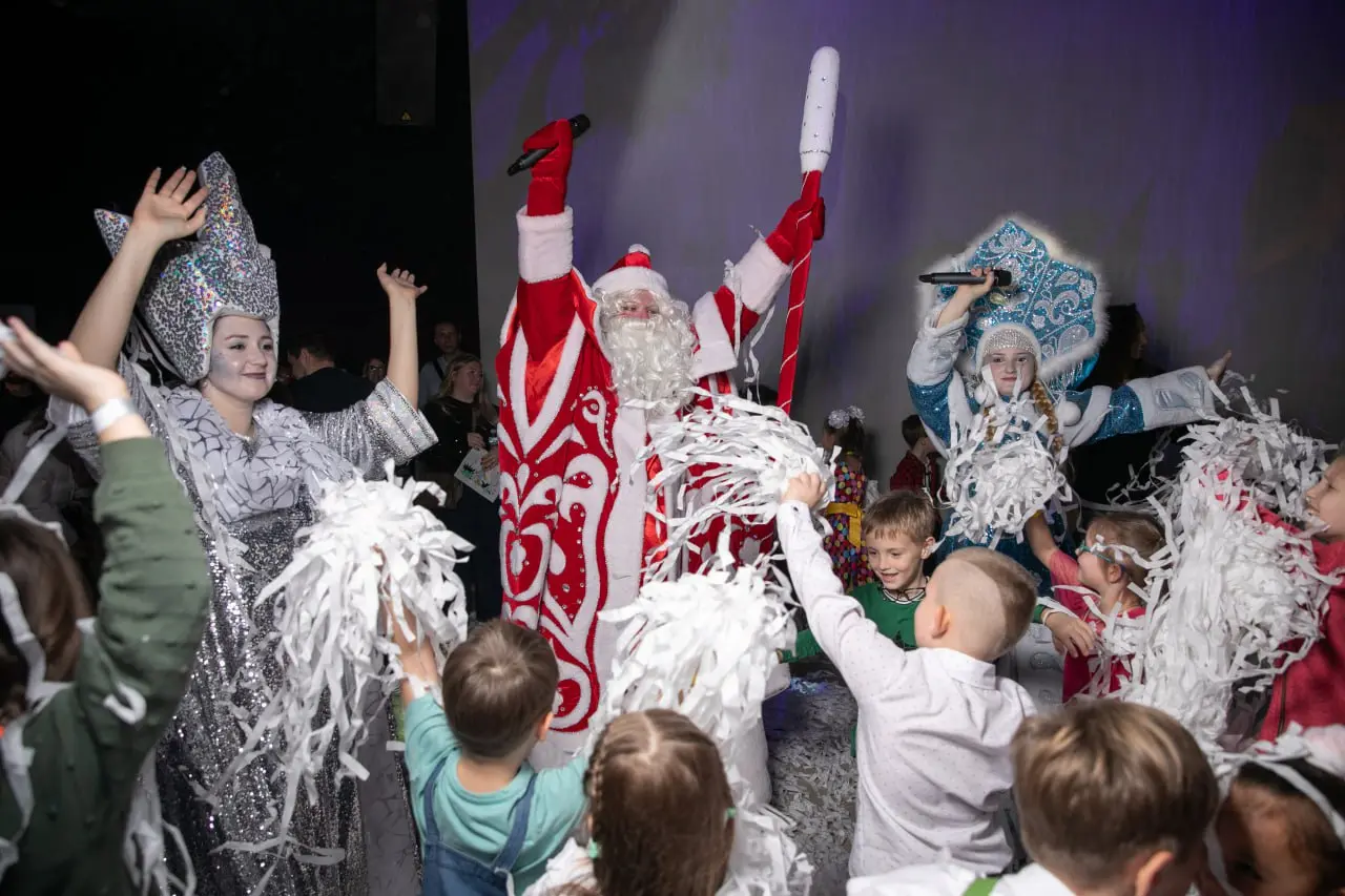 «Ну, погоди, Новый год!»: детский утренник ПГК в Союзмультпарке 🎄
Пока наши коллеги уверенно лавируют в рабочих дедлайнах и строят планы на новогоднюю ночь, их дети уже начали весёлую праздничную пору... | Сетка — социальная сеть от hh.ru