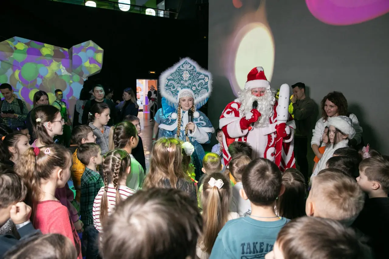 «Ну, погоди, Новый год!»: детский утренник ПГК в Союзмультпарке 🎄
Пока наши коллеги уверенно лавируют в рабочих дедлайнах и строят планы на новогоднюю ночь, их дети уже начали весёлую праздничную пору... | Сетка — социальная сеть от hh.ru