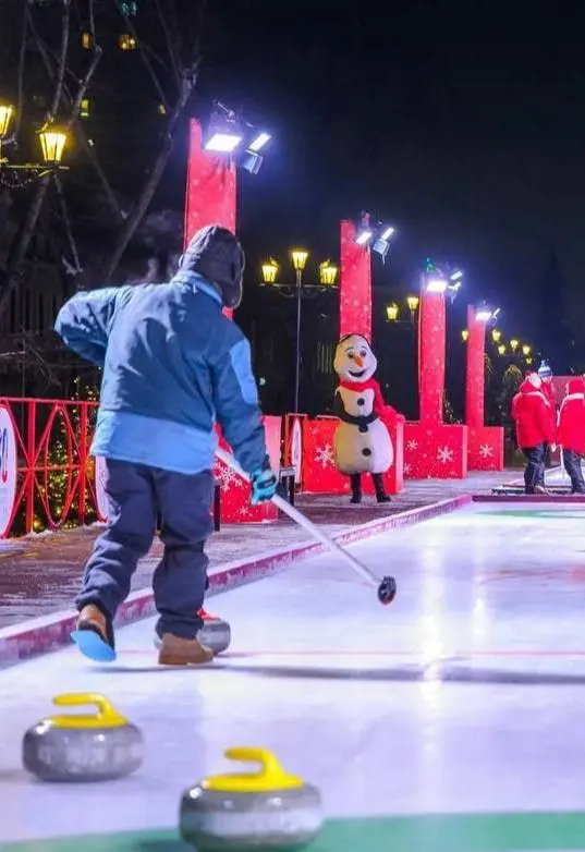 #афиша #среда #10декабря
📜Афиша мероприятий в Москве
на 10 декабря
Активный отдых:
▪️Бесплатное ретро-фото и катания на карусели
📍Площадь Революции
▪️Бесплатный кёрлинг от Московских сезонов 
📍м | Сетка — социальная сеть от hh.ru