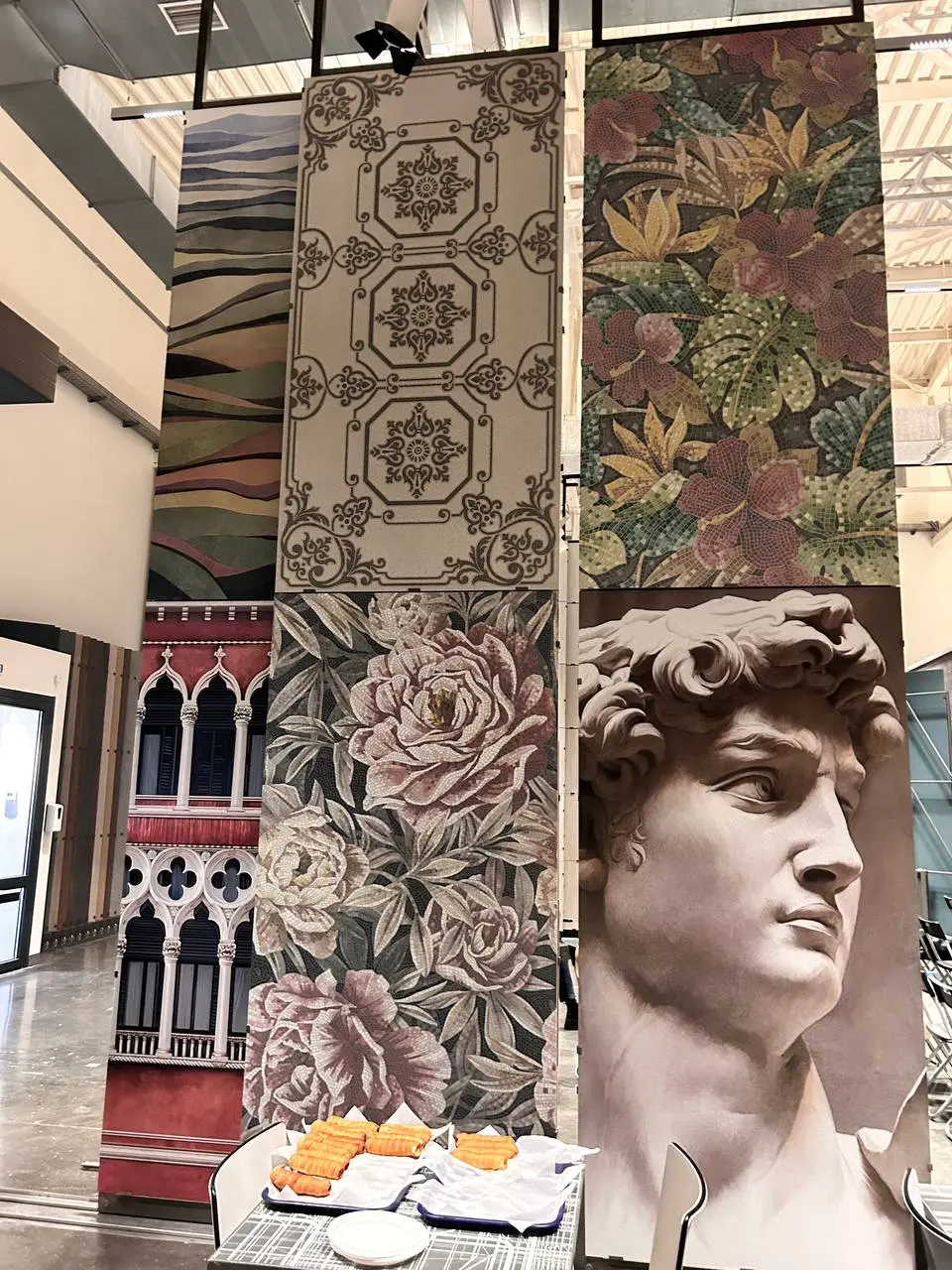 Сегодня экскурсия на завод KERAMA MARAZZI
Молино.
Сейчас идем внутри и слушаем из чего состоит плитка и как ее производят.
Производство непрерывное, сырье в запасниках на 10 м.
14 гектар 🤪 | Сетка — социальная сеть от hh.ru