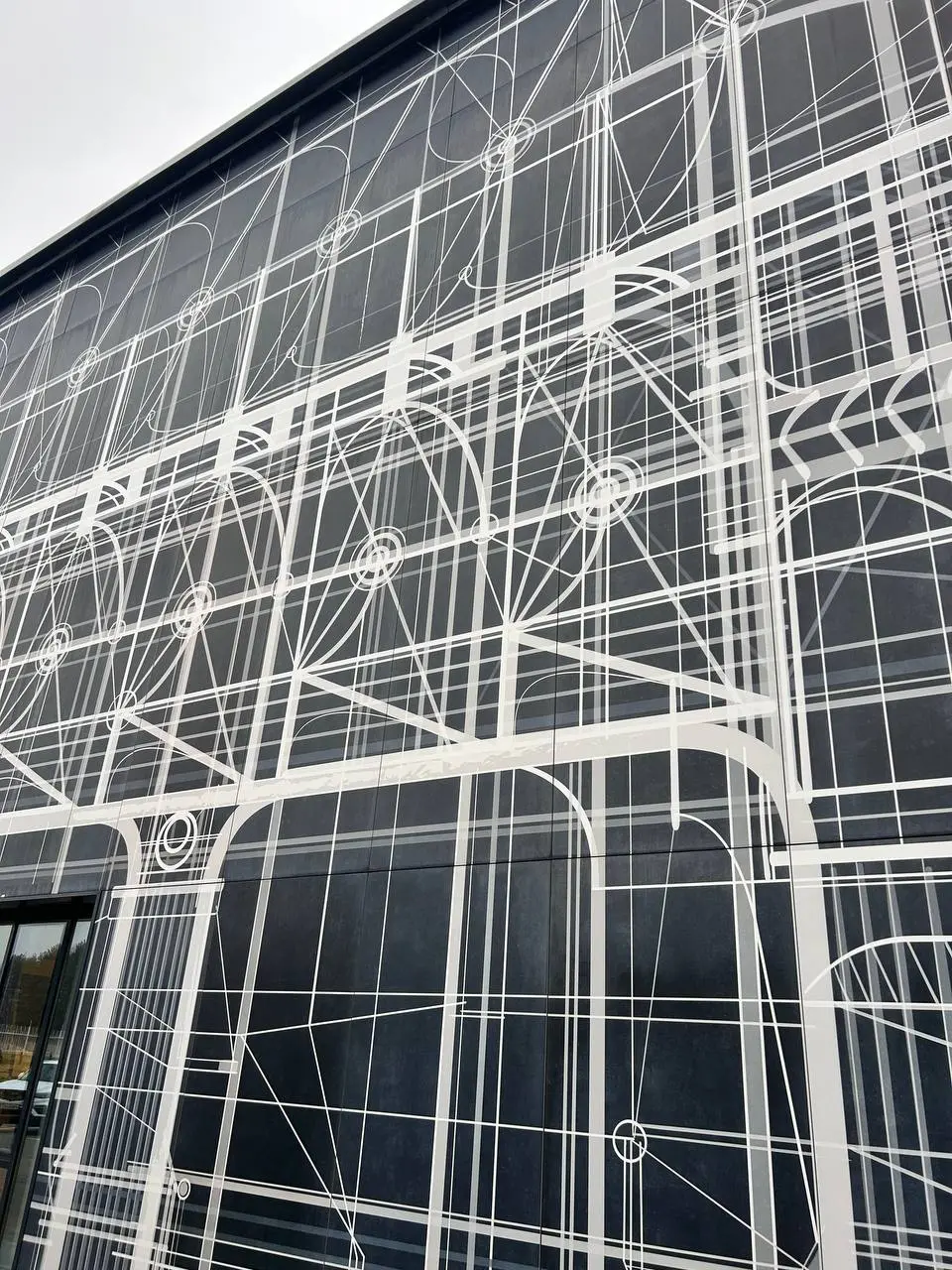 Сегодня экскурсия на завод KERAMA MARAZZI
Молино.
Сейчас идем внутри и слушаем из чего состоит плитка и как ее производят.
Производство непрерывное, сырье в запасниках на 10 м.
14 гектар 🤪 | Сетка — социальная сеть от hh.ru