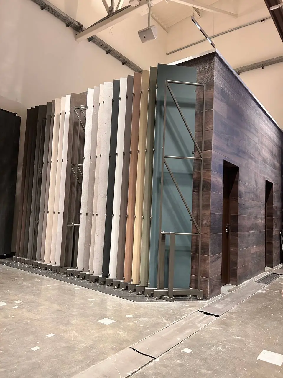 Сегодня экскурсия на завод KERAMA MARAZZI
Молино.
Сейчас идем внутри и слушаем из чего состоит плитка и как ее производят.
Производство непрерывное, сырье в запасниках на 10 м.
14 гектар 🤪 | Сетка — социальная сеть от hh.ru
