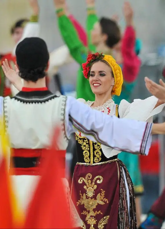 😍Фестиваль народов России
12 декабря с 18:00 до 19:00
Фестиваль включает в себя костюмированное представление на льду, тематические мастер-классы традиционных ремесел, народные гуляния и угощения | Сетка — социальная сеть от hh.ru