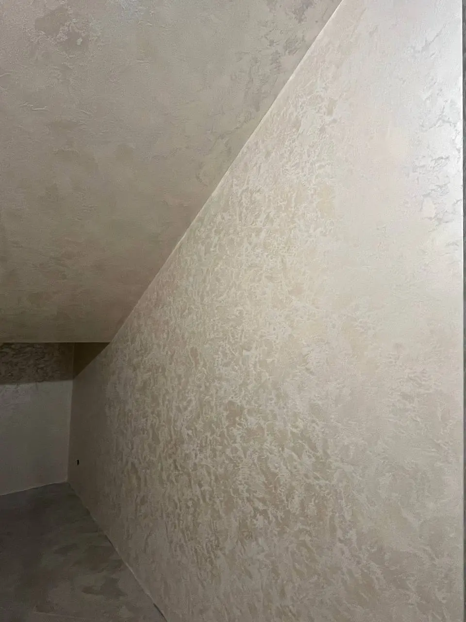 ✨ Продолжаем создавать атмосферу и красоту на объекте!
На фото — свеженанесённое декоративное покрытие, которое уже начинает раскрывать свою глубину и игру оттенков 🤍
Фактура получилась живой, многосл... | Сетка — социальная сеть от hh.ru