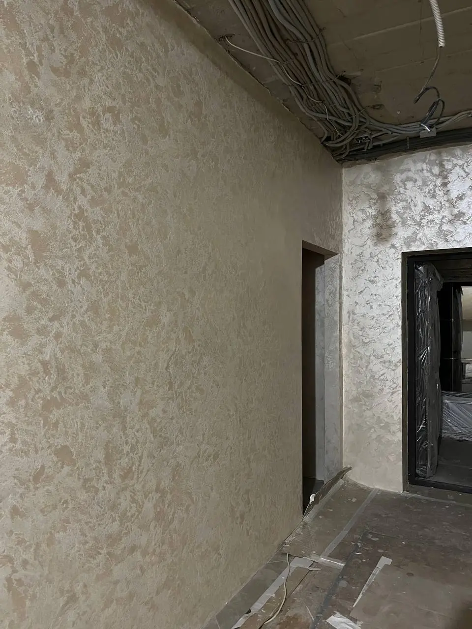 ✨ Продолжаем создавать атмосферу и красоту на объекте!
На фото — свеженанесённое декоративное покрытие, которое уже начинает раскрывать свою глубину и игру оттенков 🤍
Фактура получилась живой, многосл... | Сетка — социальная сеть от hh.ru