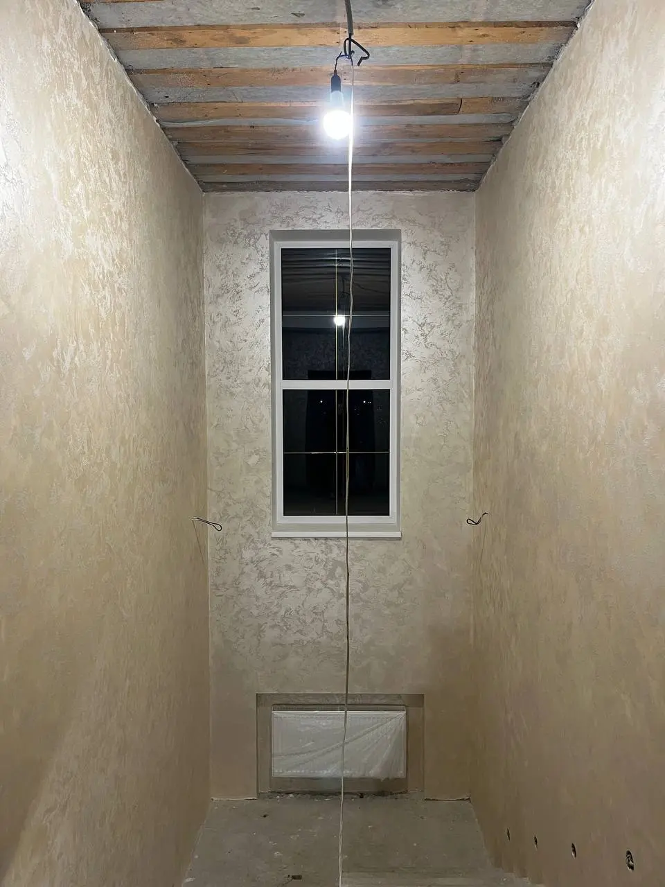 ✨ Продолжаем создавать атмосферу и красоту на объекте!
На фото — свеженанесённое декоративное покрытие, которое уже начинает раскрывать свою глубину и игру оттенков 🤍
Фактура получилась живой, многосл... | Сетка — социальная сеть от hh.ru