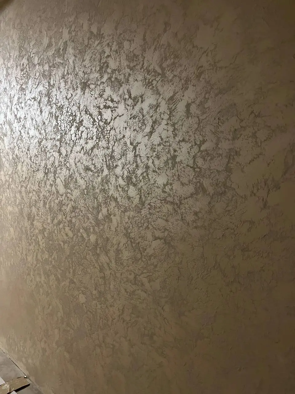 ✨ Продолжаем создавать атмосферу и красоту на объекте!
На фото — свеженанесённое декоративное покрытие, которое уже начинает раскрывать свою глубину и игру оттенков 🤍
Фактура получилась живой, многосл... | Сетка — социальная сеть от hh.ru