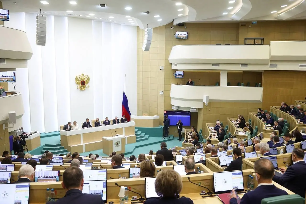 Представители Минстроя России приняли участие в заседании Совета Федерации
Под председательством Валентины Матвиенко был рассмотрен и единогласно одобрен федеральный закон | Сетка — социальная сеть от hh.ru