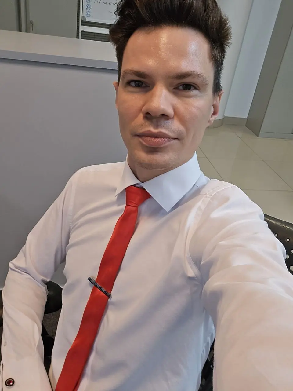 Сегодня я оделся по-деловому. Захотелось. 😎
Какие новости? Пришёл мне проект неделю назад на утверждение. Я написал 11 листов замечаний за 1,5 дня. 🙈 И буду переделывать планировки.
Невозможное что-то | Сетка — социальная сеть от hh.ru
