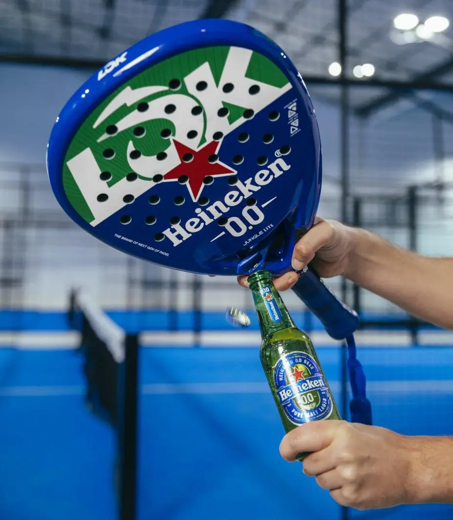 Heineken продолжает классно продвигать своё безалкогольное пиво Heineken 0.0 через спорт. В этот раз бренд выбрал падел для создания лимитированных аксессуаров | Сетка — социальная сеть от hh.ru