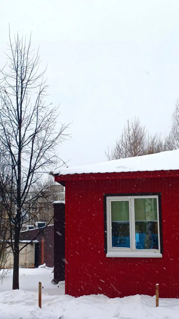Сегодня фото с телефона
Снег идет, пасмурно, от того яркие акценты заметнее | Сетка — социальная сеть от hh.ru
