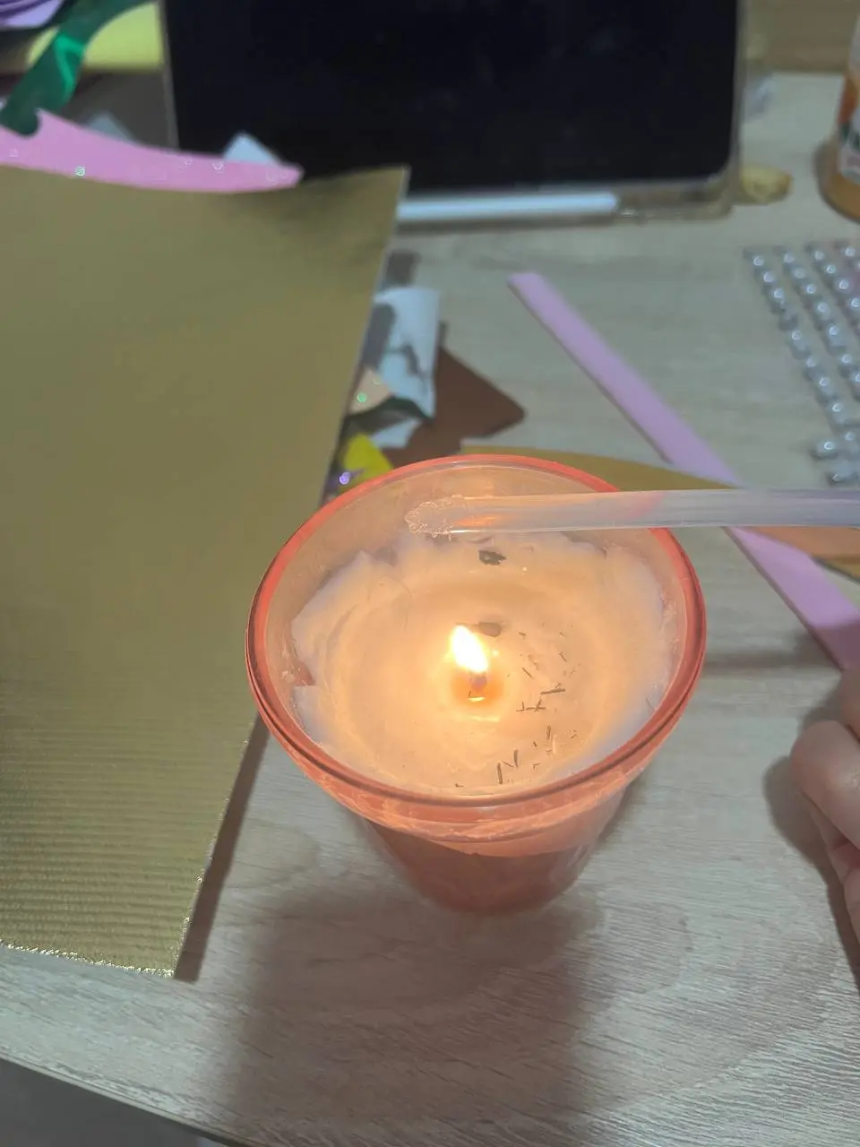 Делаю Нике на новогодний утренник ободок, девочки будут конфетками. А клей пистолет сломался, новый завтра придет. Шаманим🤣
Пробный вариант, еще не законченная работа | Сетка — социальная сеть от hh.ru