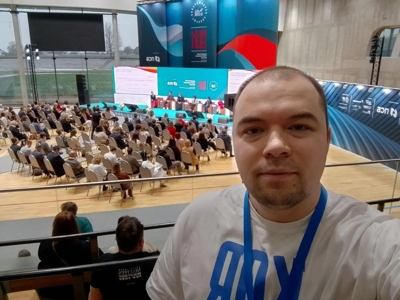 #Life: Владимирский инвестиционный конгресс
Приехал на ВИК.
Цели:
1.Послушать пару сессий про креативные индустрии и производительность труда.
2.Обойти стенды, изучить их оформление, сделать заметки | Сетка — социальная сеть от hh.ru