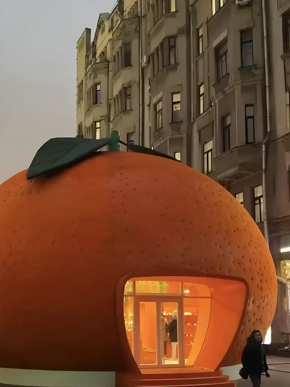 🍊Гигантский мандарин на Арбате
В нем можно найти сувениры и подарки с московским колоритом от столичных дизайнеров и мастеров | Сетка — социальная сеть от hh.ru