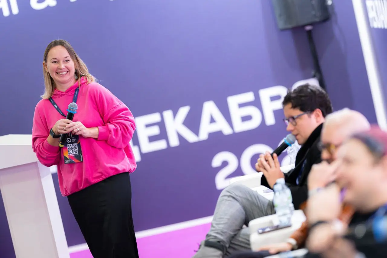 На этой радостной ноте объявляю первый день PRODIGITAL закрытым.
Было всё и даже спикер с отралением, но об этом никто не догалался — потому что весь состав ПРОФИ!
Завтра продолжим😏 | Сетка — социальная сеть от hh.ru