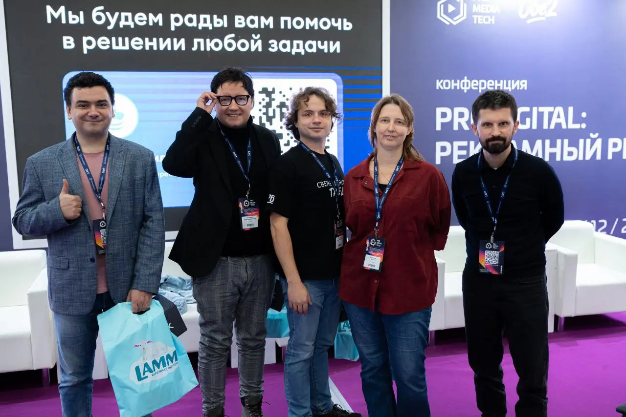 На этой радостной ноте объявляю первый день PRODIGITAL закрытым.
Было всё и даже спикер с отралением, но об этом никто не догалался — потому что весь состав ПРОФИ!
Завтра продолжим😏 | Сетка — социальная сеть от hh.ru