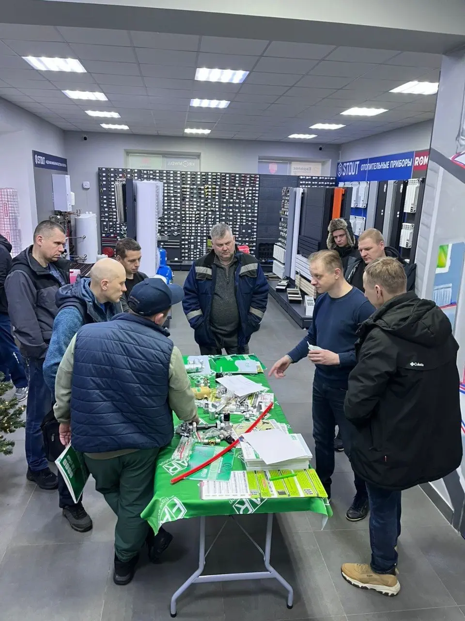 Знания - сила!!! FAR шагает по стране. вчера в Волгограде в «СантехТочка» прошло обучение для монтажников по ключевым компонентам FAR для современных инженерных систем | Сетка — социальная сеть от hh.ru