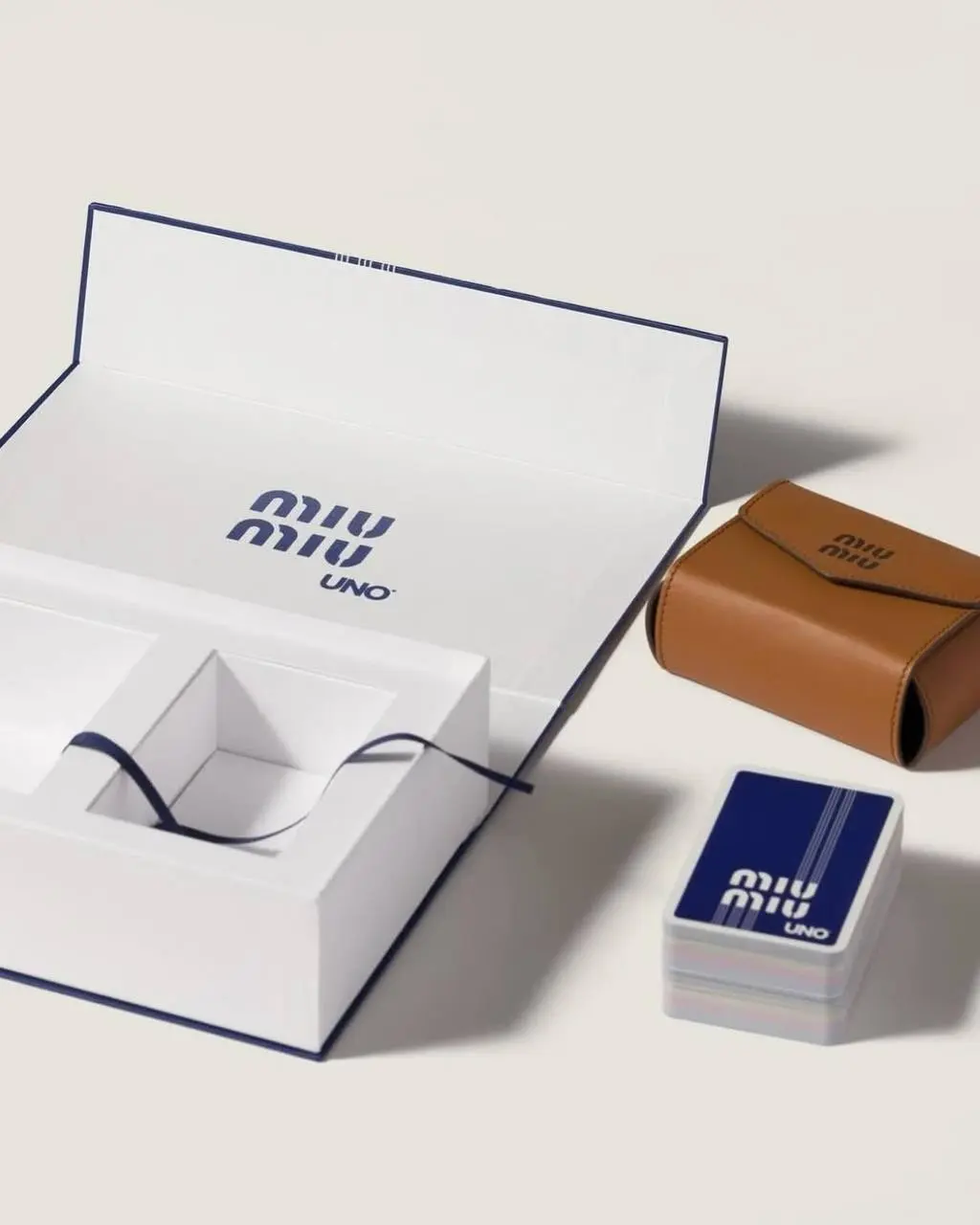Это как бы сейчас, но на Новый год.
Добавляем в wish list Miu Miu x Uno 😍, что делать 🤷‍♀️ | Сетка — социальная сеть от hh.ru