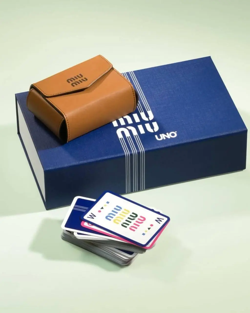 Это как бы сейчас, но на Новый год.
Добавляем в wish list Miu Miu x Uno 😍, что делать 🤷‍♀️ | Сетка — социальная сеть от hh.ru