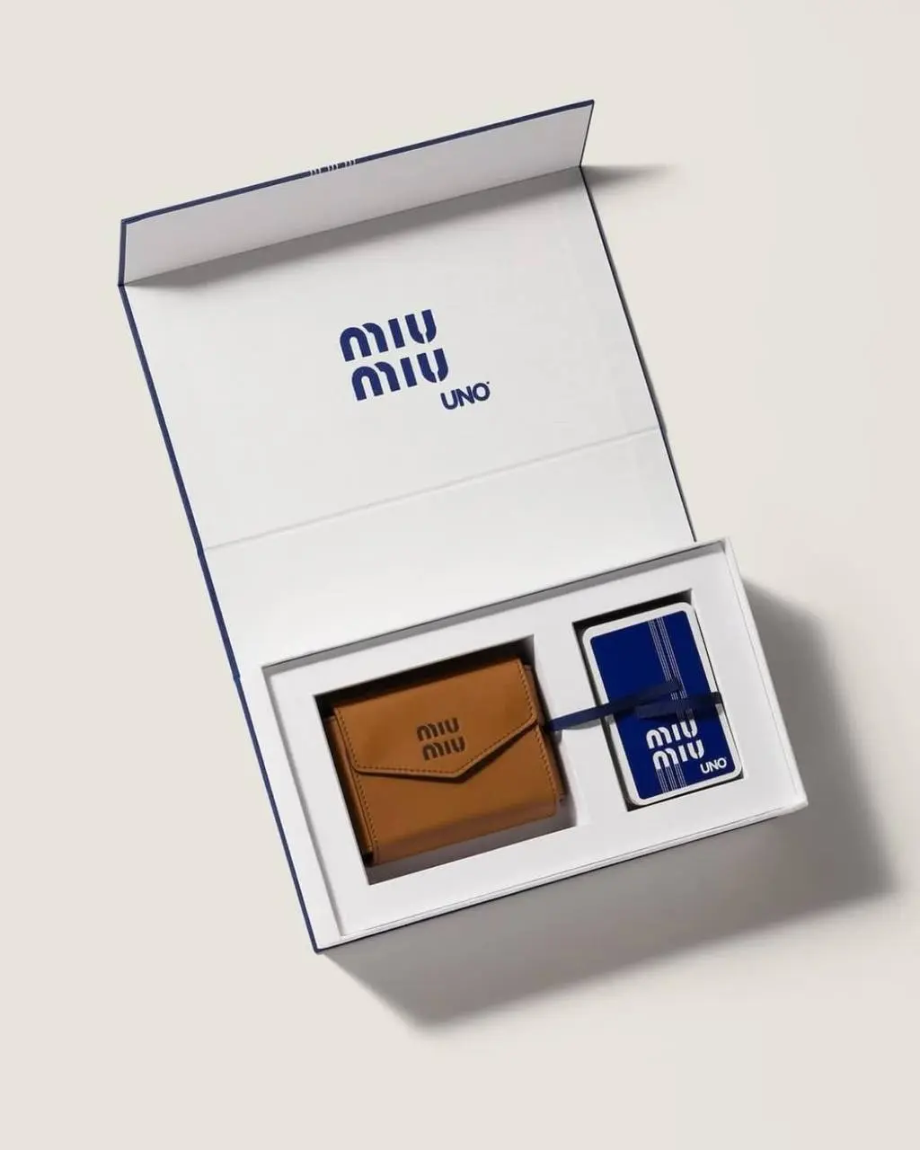 Это как бы сейчас, но на Новый год.
Добавляем в wish list Miu Miu x Uno 😍, что делать 🤷‍♀️ | Сетка — социальная сеть от hh.ru