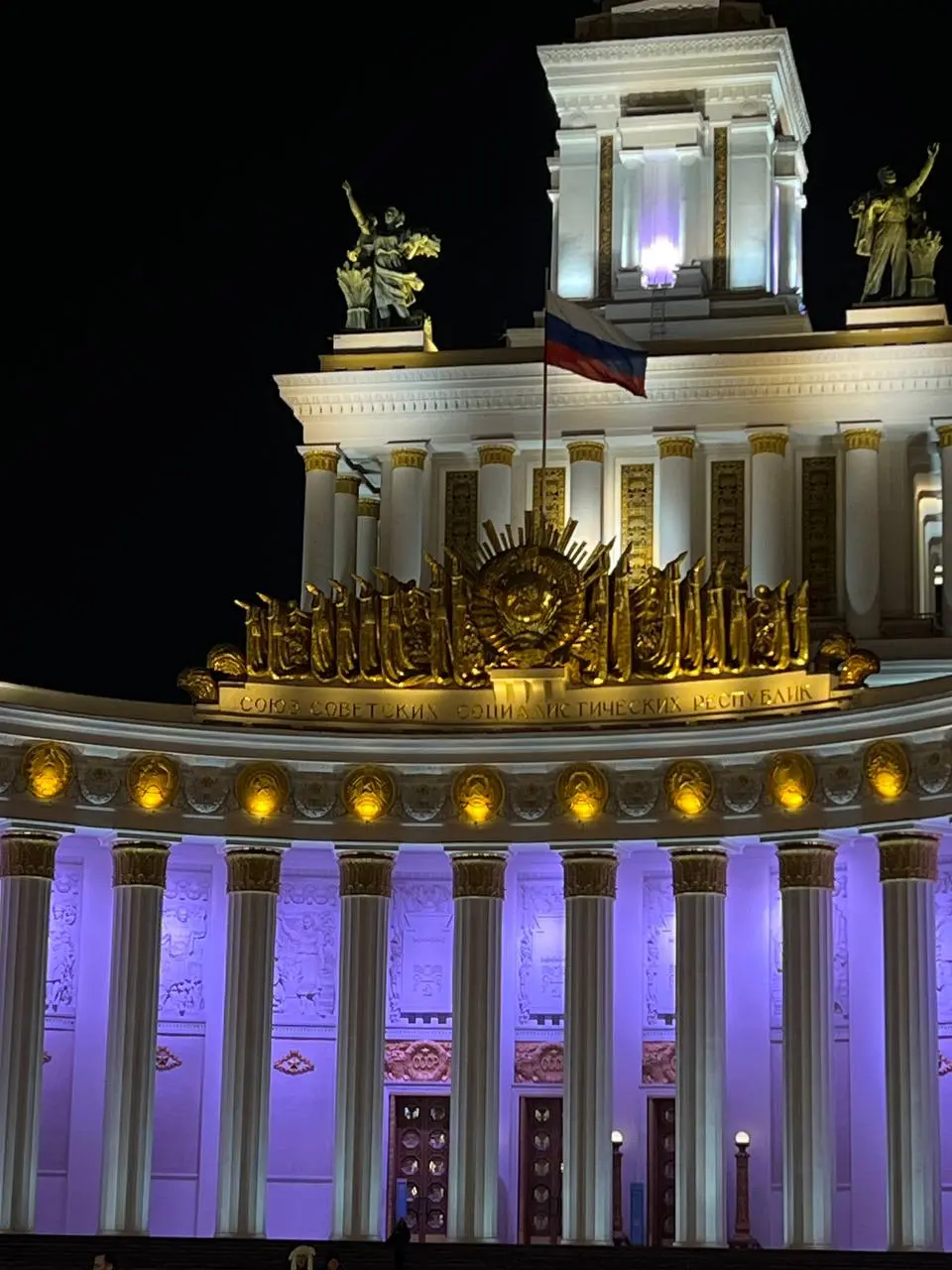 👑 Дворцовая vs Красная
Эмоции улеглись и остыли, остались воспоминания. Это мой субъективный обзор-сравнение Москвы и Питера!
Сразу говорю: сравнить напрямую их НЕЛЬЗЯ ⚠️ | Сетка — социальная сеть от hh.ru