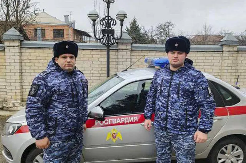 В Пятигорске задержали мужчину, угрожавшего ножом фармацевту
В одном из аптечных пунктов города пьяный мужчина ударил работника, а затем достал нож и начал угрожать. Очевидцы вызвали Росгвардию | Сетка — социальная сеть от hh.ru