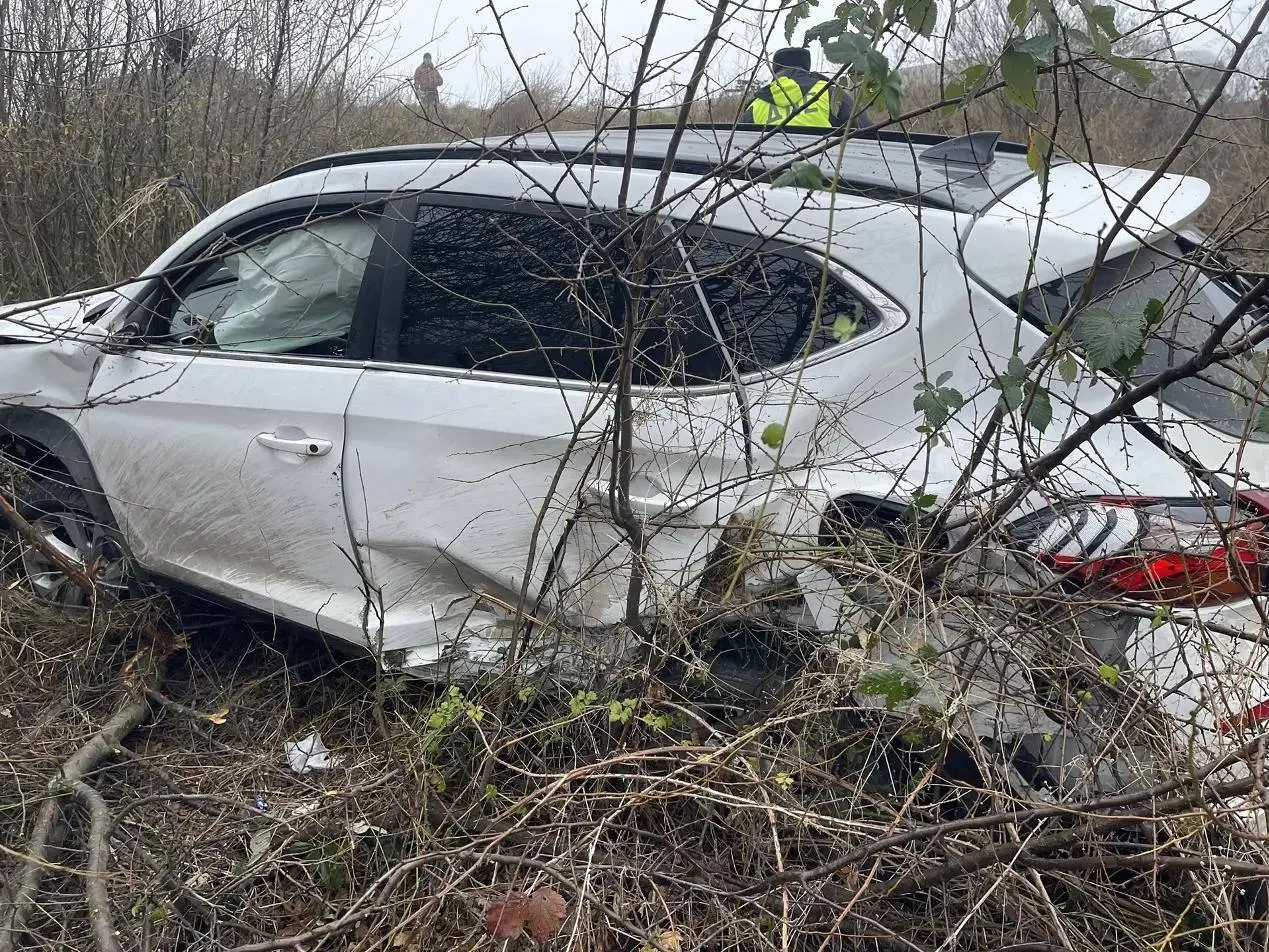 В Предгорном округе в ДТП пострадал водитель
На трассе Минеральные Воды-Кисловодск при опережении один из автомобилей врезался в бетонное ограждение | Сетка — социальная сеть от hh.ru