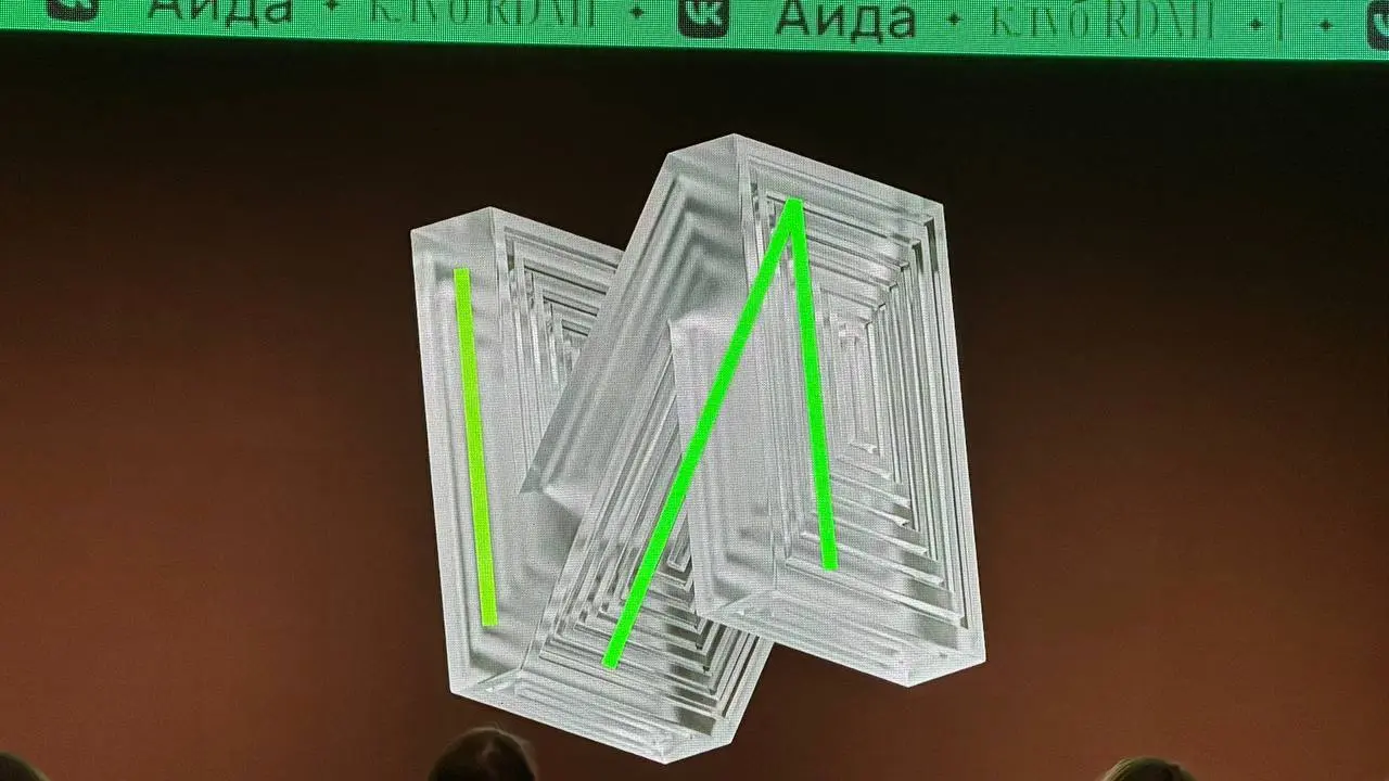 Макс Кукушкин х ЦЕХ
Рассказывает про 3д для бедных.
Пайплайн из Figma x Adobe Projectneo x Higgsfield x Strophe
Кто заметил как с буквой «И» справилась reve — Press F to pay respect 🫡
#айдафест | Сетка — социальная сеть от hh.ru