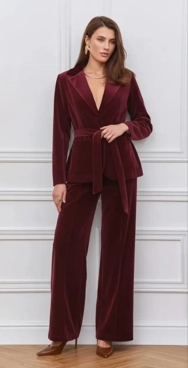 Подборка актуальных и стильных вечерних костюмов с WB🎄
Костюм - это лучшее вложение денег 🤩, потому как:
🎀 на основе костюма можно создать много интересных образов как с верхом, так и с низом
🎀 при по... | Сетка — социальная сеть от hh.ru