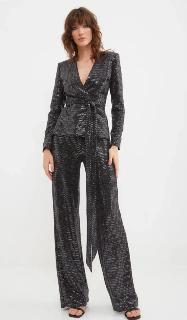 Подборка актуальных и стильных вечерних костюмов с WB🎄
Костюм - это лучшее вложение денег 🤩, потому как:
🎀 на основе костюма можно создать много интересных образов как с верхом, так и с низом
🎀 при по... | Сетка — социальная сеть от hh.ru