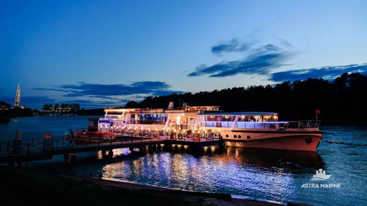 ⛴Зимние круизы с ресторанами появятся в Петербурге
По Неве начнет курсировать теплоход ледового класса «Шустрый бобер» с видами на «Лахта-Центр». Первый рейс пройдет 19 декабря | Сетка — социальная сеть от hh.ru