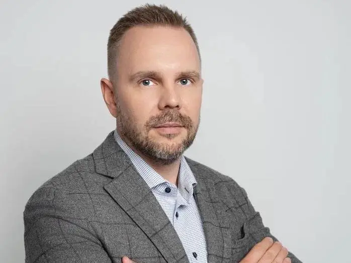 «585 Золотой»: за период январь—ноябрь 2025 интернет-продажи ритейлера выросли более чем на 56%, а средний чек — на 39% | Сетка — социальная сеть от hh.ru