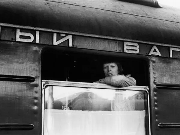 Апрель 1973‑го. Хабаровск, железнодорожный вокзал. По перрону неспешно идёт мужчина: высокий, бледный, с волосами, словно объятыми пламенем. В руках — гитара. Он садится в поезд до Москвы | Сетка — социальная сеть от hh.ru