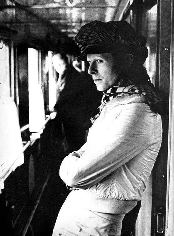 Апрель 1973‑го. Хабаровск, железнодорожный вокзал. По перрону неспешно идёт мужчина: высокий, бледный, с волосами, словно объятыми пламенем. В руках — гитара. Он садится в поезд до Москвы | Сетка — социальная сеть от hh.ru