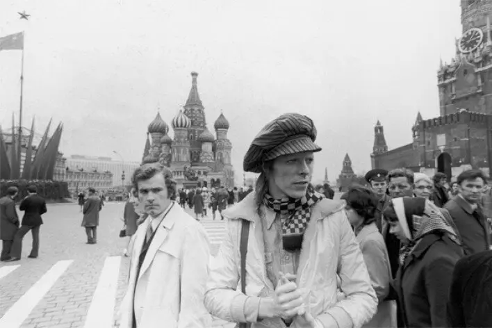 Апрель 1973‑го. Хабаровск, железнодорожный вокзал. По перрону неспешно идёт мужчина: высокий, бледный, с волосами, словно объятыми пламенем. В руках — гитара. Он садится в поезд до Москвы | Сетка — социальная сеть от hh.ru