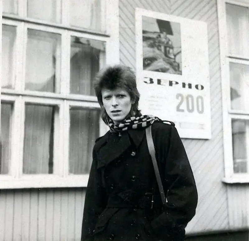 Апрель 1973‑го. Хабаровск, железнодорожный вокзал. По перрону неспешно идёт мужчина: высокий, бледный, с волосами, словно объятыми пламенем. В руках — гитара. Он садится в поезд до Москвы | Сетка — социальная сеть от hh.ru