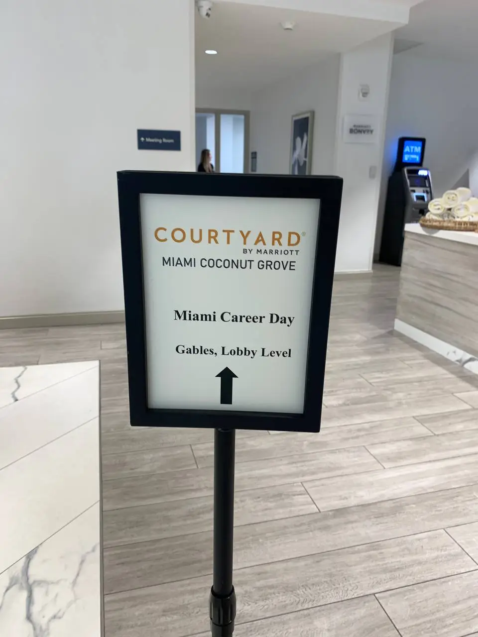🌴 Сегодня была на ярмарке вакансий в Майами
Это был мой первый опыт участия в таком мероприятии в США 🇺🇸
📢 В описании всё выглядело очень красиво
Местные компании
Сильные бренды
Даже упоминались Fortu... | Сетка — социальная сеть от hh.ru