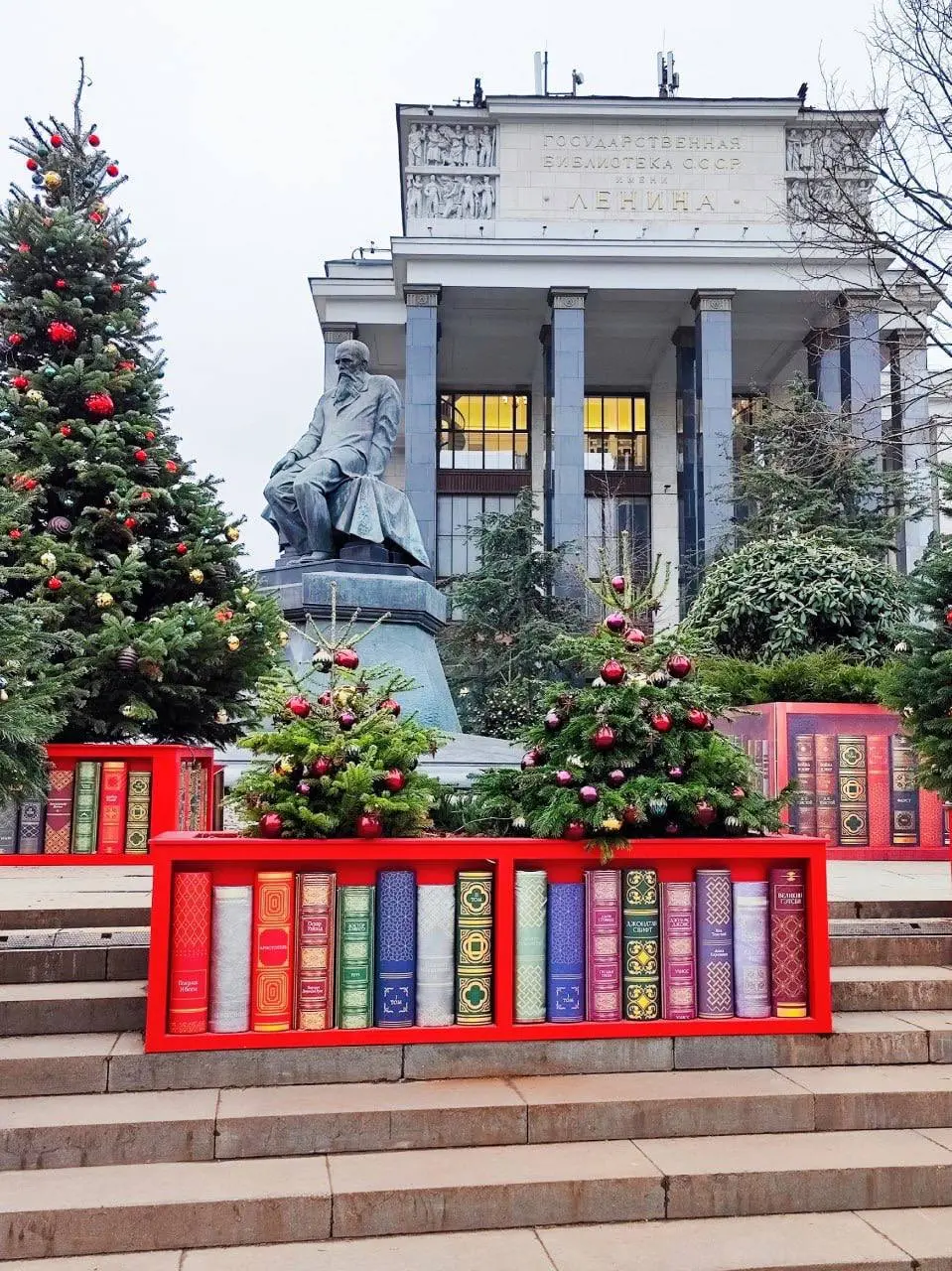 📚«Зимняя библиотека» на Воздвиженке
до 28 февраля
У памятника Достоевскому появилась атмосферная зона в стиле библиотечного зала: высокие книжные стеллажи, тёплый свет латунных ламп и ощущение настоящ... | Сетка — социальная сеть от hh.ru