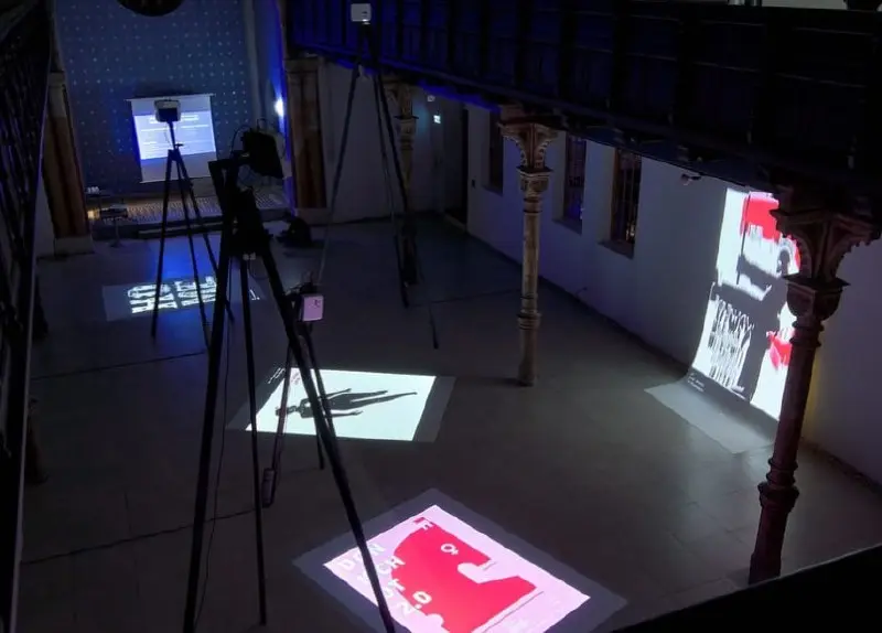 Смотрела фото экспозиции Triennial of Poster Trnava 2025, куда мои плакаты не прошли) Выставлялось не так много работ, но меня удивил способ организации выставочного пространства — вместо привычных пе... | Сетка — социальная сеть от hh.ru