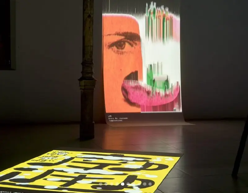 Смотрела фото экспозиции Triennial of Poster Trnava 2025, куда мои плакаты не прошли) Выставлялось не так много работ, но меня удивил способ организации выставочного пространства — вместо привычных пе... | Сетка — социальная сеть от hh.ru