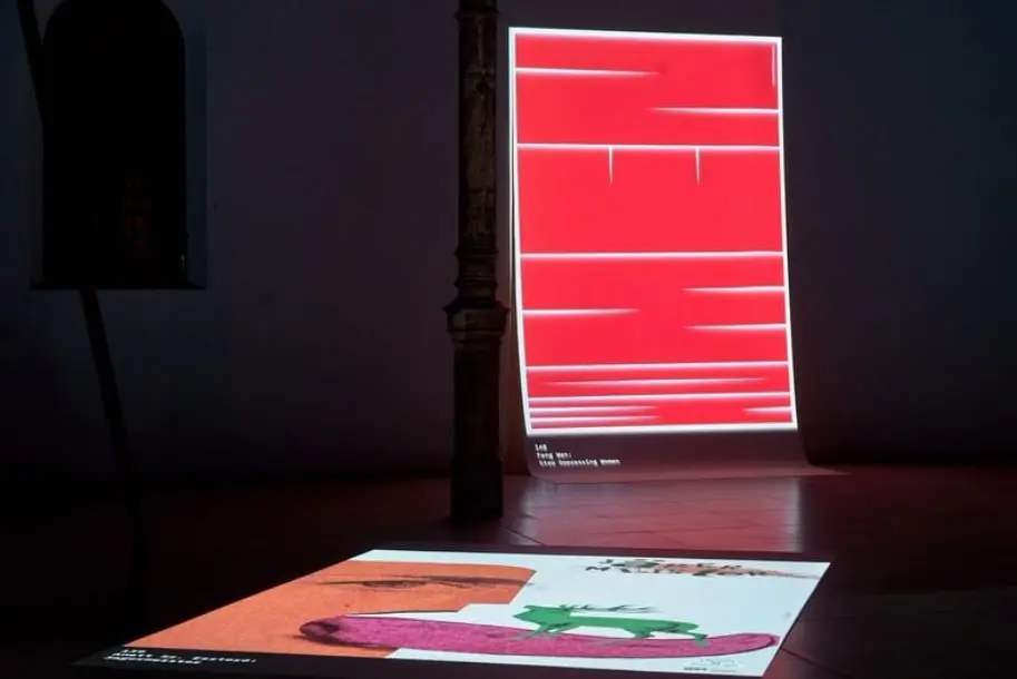 Смотрела фото экспозиции Triennial of Poster Trnava 2025, куда мои плакаты не прошли) Выставлялось не так много работ, но меня удивил способ организации выставочного пространства — вместо привычных пе... | Сетка — социальная сеть от hh.ru