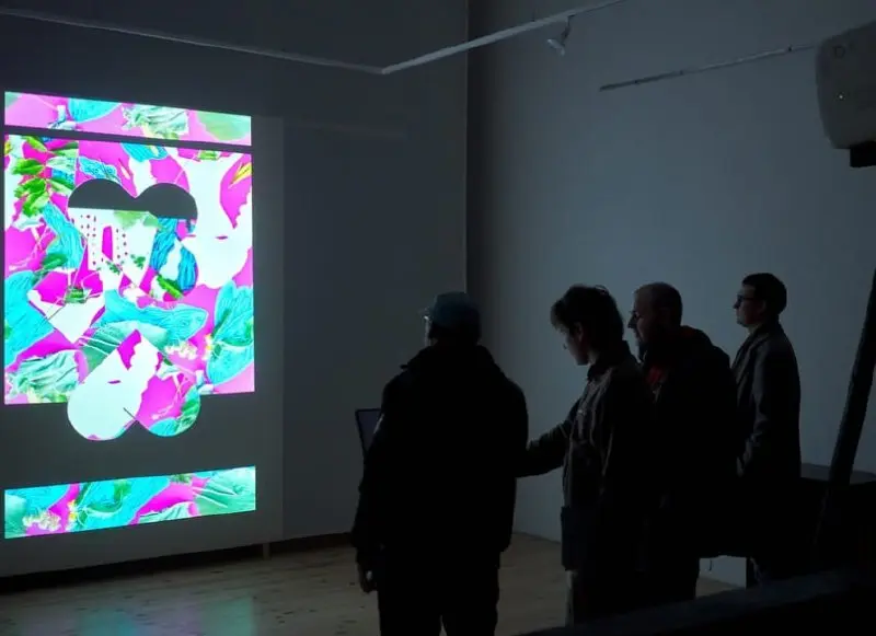 Смотрела фото экспозиции Triennial of Poster Trnava 2025, куда мои плакаты не прошли) Выставлялось не так много работ, но меня удивил способ организации выставочного пространства — вместо привычных пе... | Сетка — социальная сеть от hh.ru