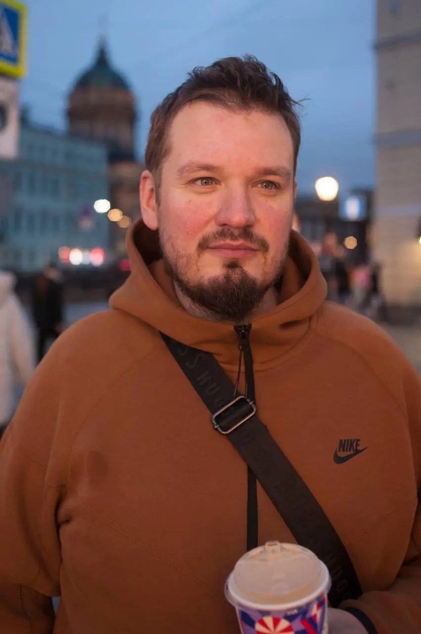 Придется поискать свет.
Пойдем.
фотографирую
Отлично! Спасибо! Вопрос. В чём смысл вашей жизни?
У меня сразу два посыла выделяются. Первый - это делать добрые дела для окружающих людей | Сетка — социальная сеть от hh.ru