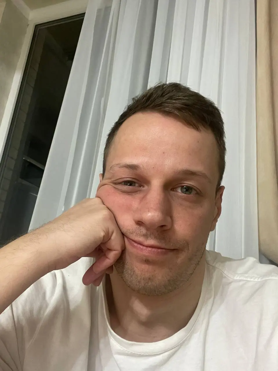 Наш мозг всегда сопротивляется чему-то новому
→ И не важно, будь это смена внешнего образа и покупка новой вещи под реально нового тебя, которая неделями потом висит в шкафу.
P.S | Сетка — социальная сеть от hh.ru