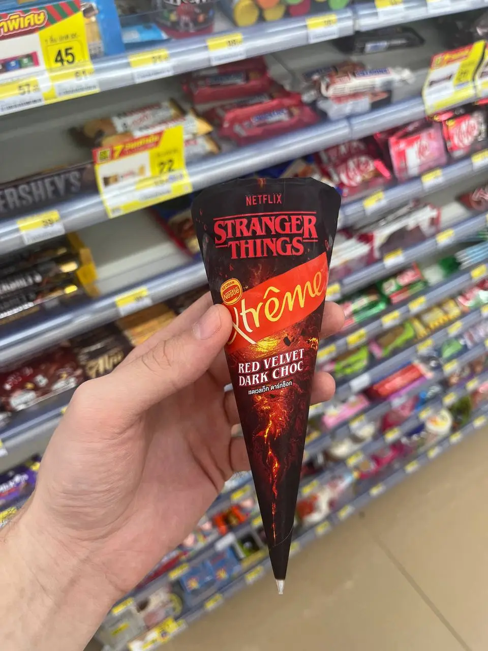 В Тай пока не довезли Kinder Joy со Stranger Things, но зато я случайно нашёл мороженку по сериалу 🎲
Не могу сказать, что мне часто нравятся тренды с собирательством чего-то, но в случае «Странных дел... | Сетка — социальная сеть от hh.ru