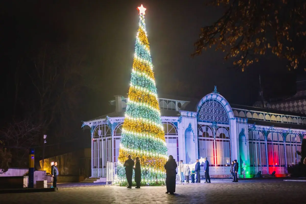 🎄А вы уже видели, как принарядился к грядущим новогодним праздникам курортный Железноводск?  
📷Артём Юхно  
#Железноводск
#НовыйГод2026 #АрендаКвартир #ОтдыхВКавминводах | Сетка — социальная сеть от hh.ru